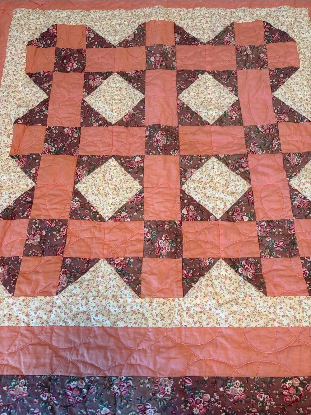Pink and burgundy Floral Patchwork Quilt - Classic Cozy Bedding
